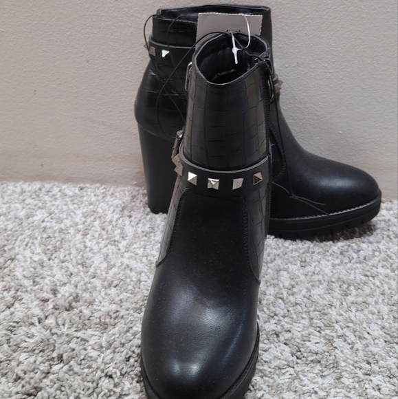 Boots - Picture 3 of 5